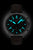 Reloj de hombre con correa de cuero oscura, esfera negra con manecillas luminosas turquesas
