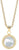 Collar dorado con eslabones y colgante redondo de nácar en un halo brillante