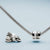 Charm de acero inoxidable en pulsera con incrustación de circonita, anillos laterales visibles