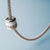 Charm de acero inoxidable con aro de circonita y ojal para cadena, vista de detalle