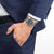 Reloj Citizen para hombre en la muñeca con esfera azul oscuro y pulsera plateada