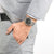 Pulsera de hombre en la muñeca con esfera negra y correa de metal