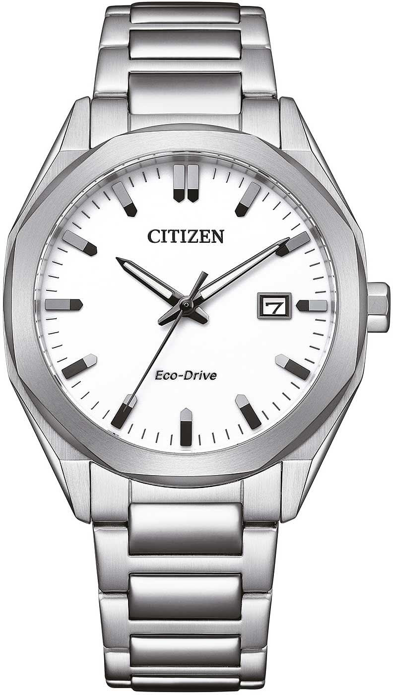 Reloj de hombre con esfera blanca y correa de metal plateada, manecillas y logo visibles