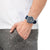 Reloj de hombre en la muñeca con esfera azul y correa azul