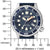 Reloj de hombre, vista frontal, con esfera azul y bisel de buceo