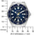 Reloj de hombre, vista frontal junto a una regla de medición, esfera azul, ventana de fecha