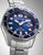 "Reloj de mujer con esfera azul, marcadores luminosos blancos y bisel de acero inoxidable"