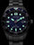 "Reloj de mujer con esfera azul oscuro y marcadores de buceo luminiscentes verdes"