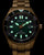 Reloj de hombre con esfera verde e índices luminosos, bisel de buceo dorado