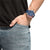 Reloj de hombre en la muñeca con esfera azul, bisel rojo y correa azul