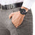 Reloj Citizen para hombre en la muñeca, esfera negra y correa de caucho negra