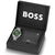 BOSS Herrenuhr mit grünem Zifferblatt und silbernem Metallarmband neben schwarzem Kartenetui im Etui.