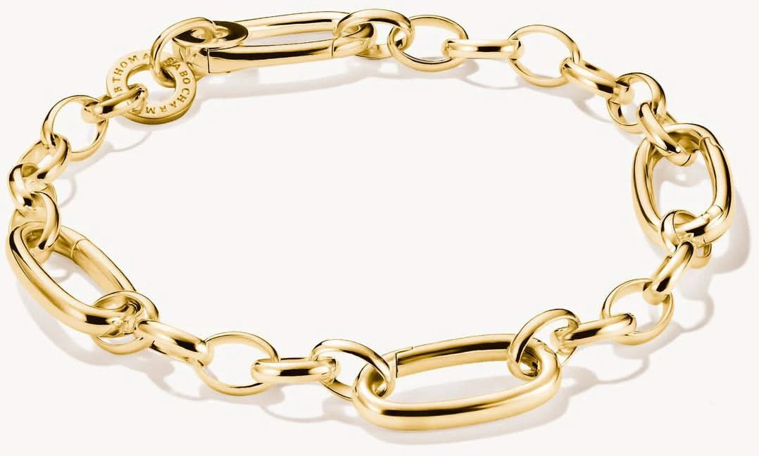 Pulsera de eslabones chapada en oro con eslabones ovalados y pequeño grabado en el cierre