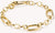 Pulsera de eslabones chapada en oro con eslabones ovalados y pequeño grabado en el cierre