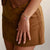 Pulsera de plata con charm y colgante redondo en la muñeca