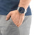 Reloj de hombre en la muñeca con esfera azul y pulsera de acero inoxidable plateado