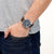 Pulsera de hombre en la muñeca con esfera azul oscuro y correa de cuero marrón