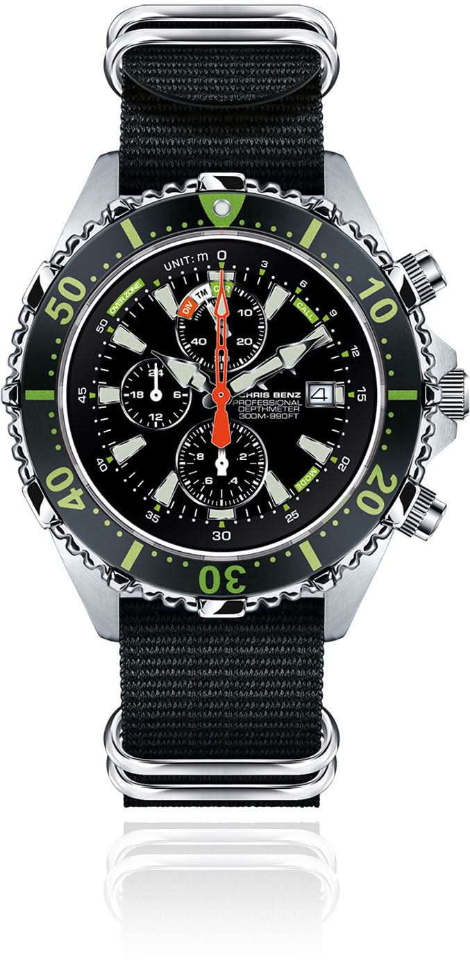 Reloj de hombre con esfera negra, marcadores verdes y correa textil negra