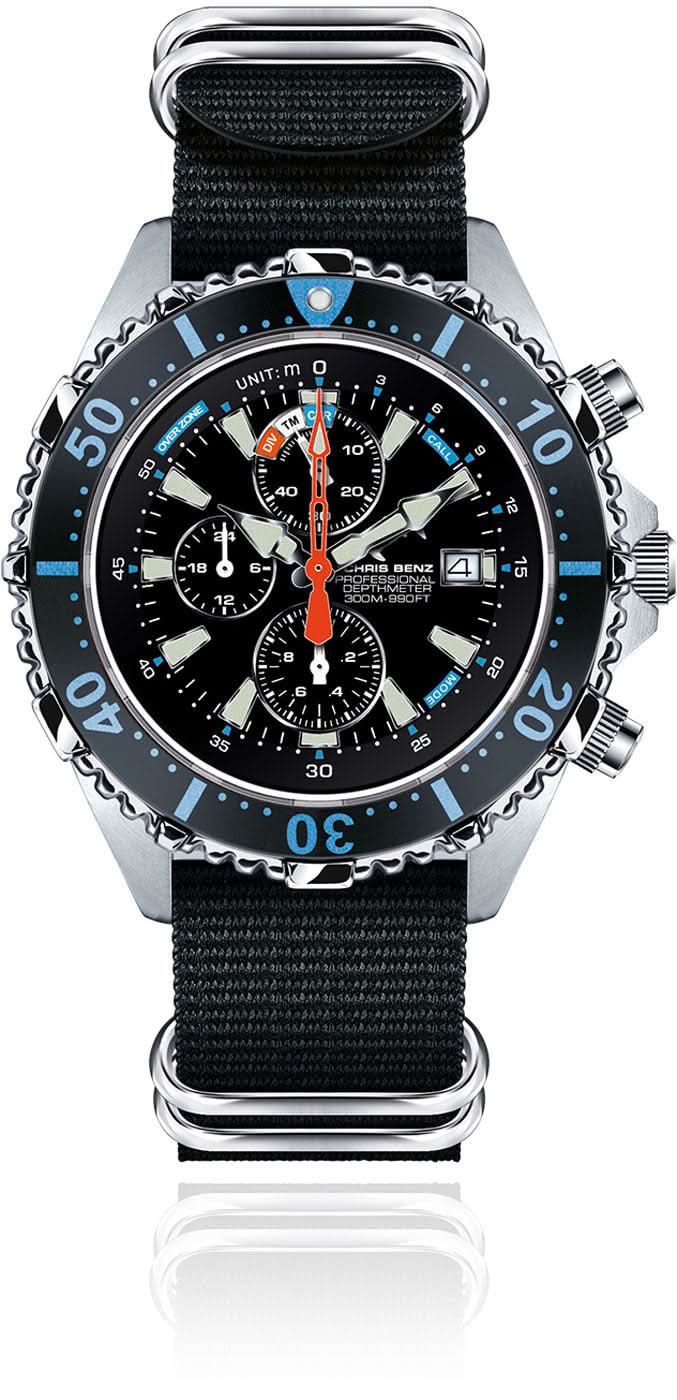Reloj de buceo con esfera negra, cronógrafo y detalle de bisel azul, correa de tela
