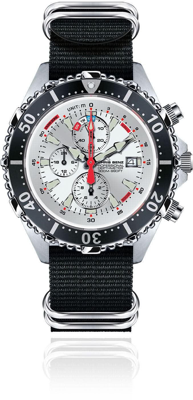 Reloj de hombre con correa textil negra, esfera blanca y anillo de cronógrafo rojo