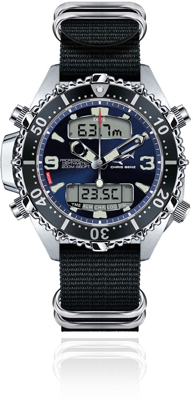 "Reloj de mujer con esfera negra, triple pantalla y correa de tela gris oscuro."