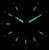 Esfera del reloj con manecillas luminosas y marcadores de hora en diseño oscuro