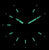 Manecillas del reloj con revestimiento luminiscente verde sobre esfera oscura