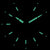 Esfera de reloj de mujer con marcadores luminosos de color verde brillante