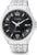 Reloj de hombre con esfera negra, correa de metal plateado y visualización de fecha a las 7