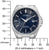 Reloj de hombre, vista frontal, con esfera azul y manecillas plateadas