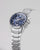 Pulsera de hombre con correa de metal plateado; esfera azul con subesferas de cronógrafo