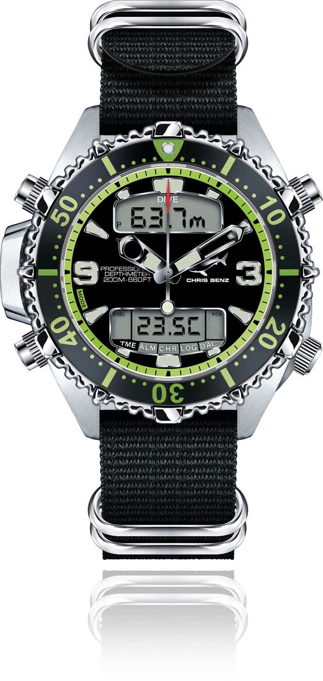 Reloj de buceo digital con correa textil negra, bisel verde y pantalla
