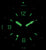 Esfera del reloj con manecillas y marcadores luminosos verdes para las 12 en punto
