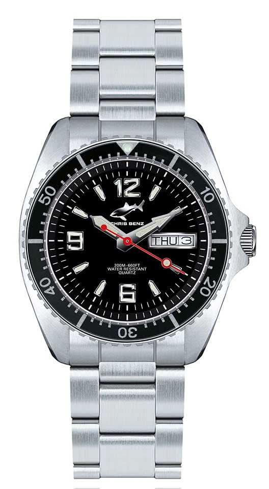 Reloj de mujer con esfera negra, correa de acero inoxidable, marcadores luminosos y segundero rojo.