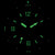 Esfera de reloj con manecillas y números verdes luminosos