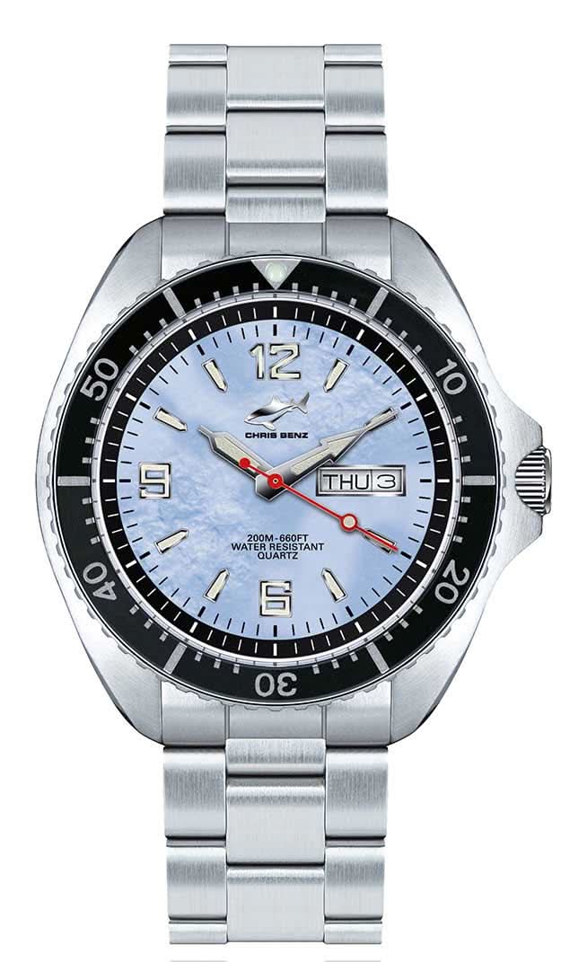Reloj de hombre con pulsera de metal plateado, esfera plateada y bisel negro