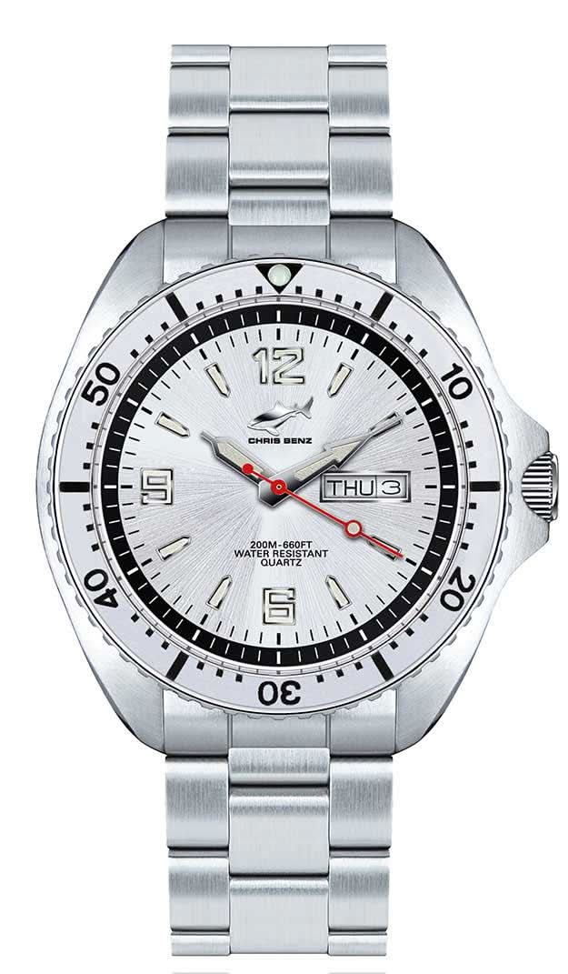 Reloj plateado para hombre con correa de metal, esfera blanca y bisel de buceo