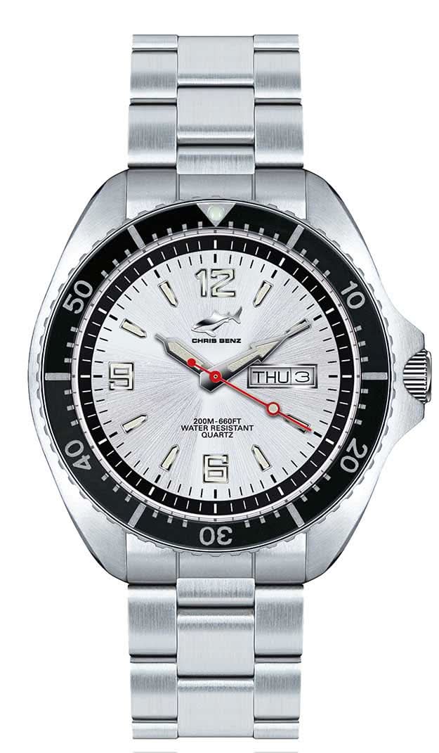 "Reloj de mujer con correa de acero inoxidable plateado, esfera blanca y bisel negro, con manecillas"
