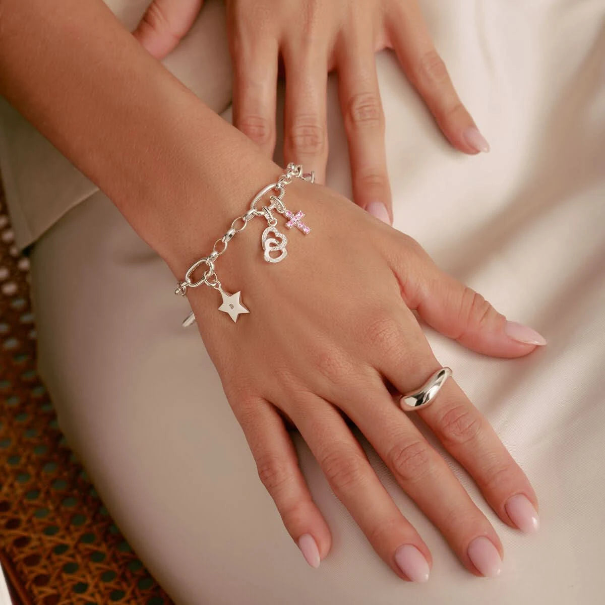 Charm de cruz plateado en pulsera con colgante de estrella y cadena de eslabones
