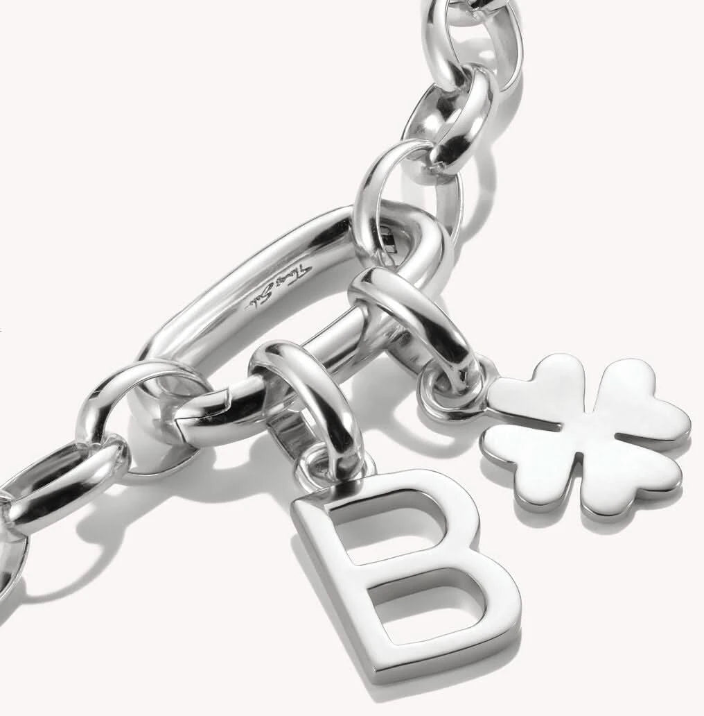 Colgante Charm de plata con letra B, en eslabones con ojal