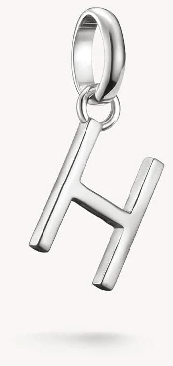 Charm de letra H en plata con ojal y acabado metálico pulido