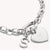 Charm de letra S en plata con cadena de eslabones, detalle de corazón redondo