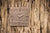 Reloj de pared rectangular de madera con números, manecillas y punto central rojo