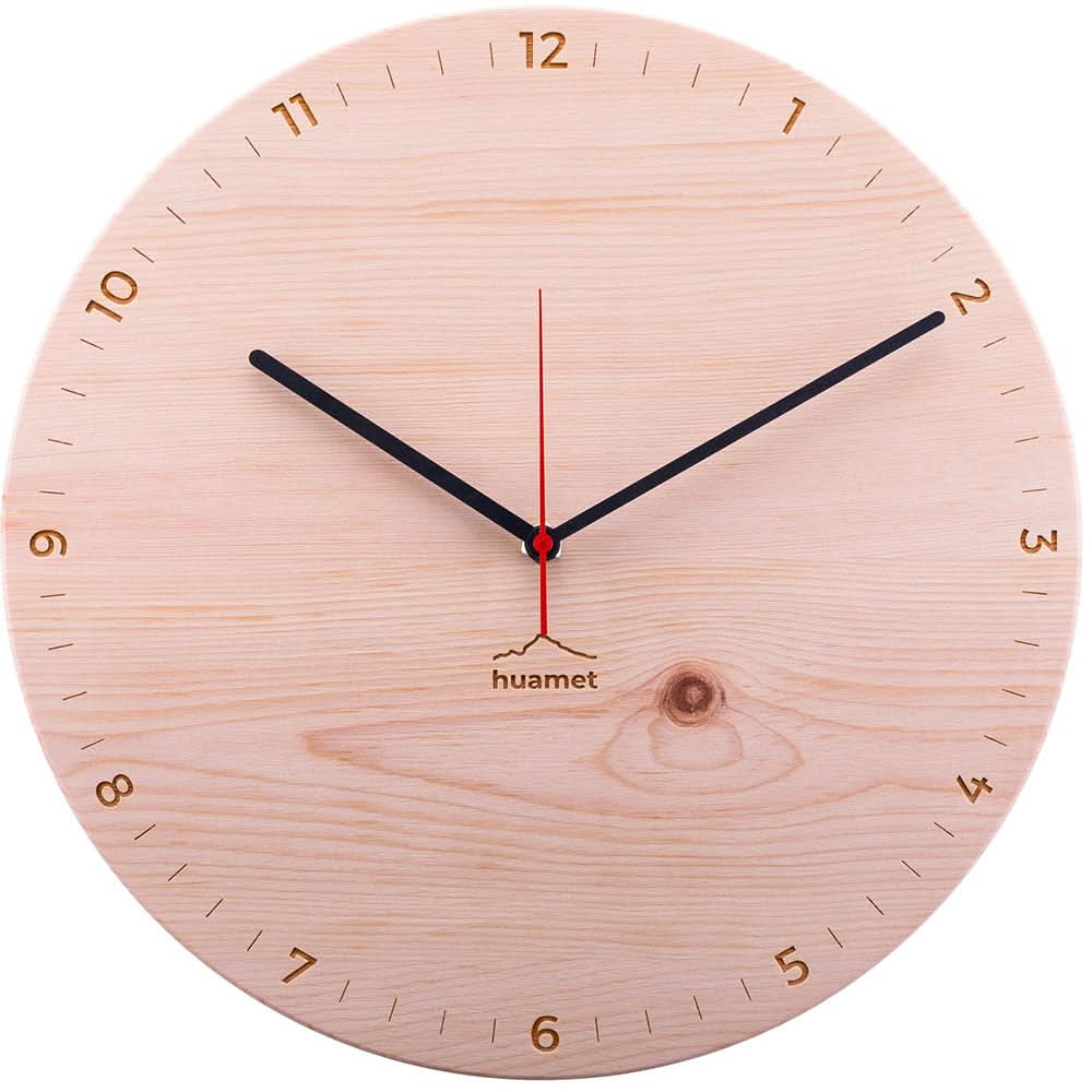 Reloj de pared de madera de pino de montaña clara con manecillas negras y escala redonda en la esfera
