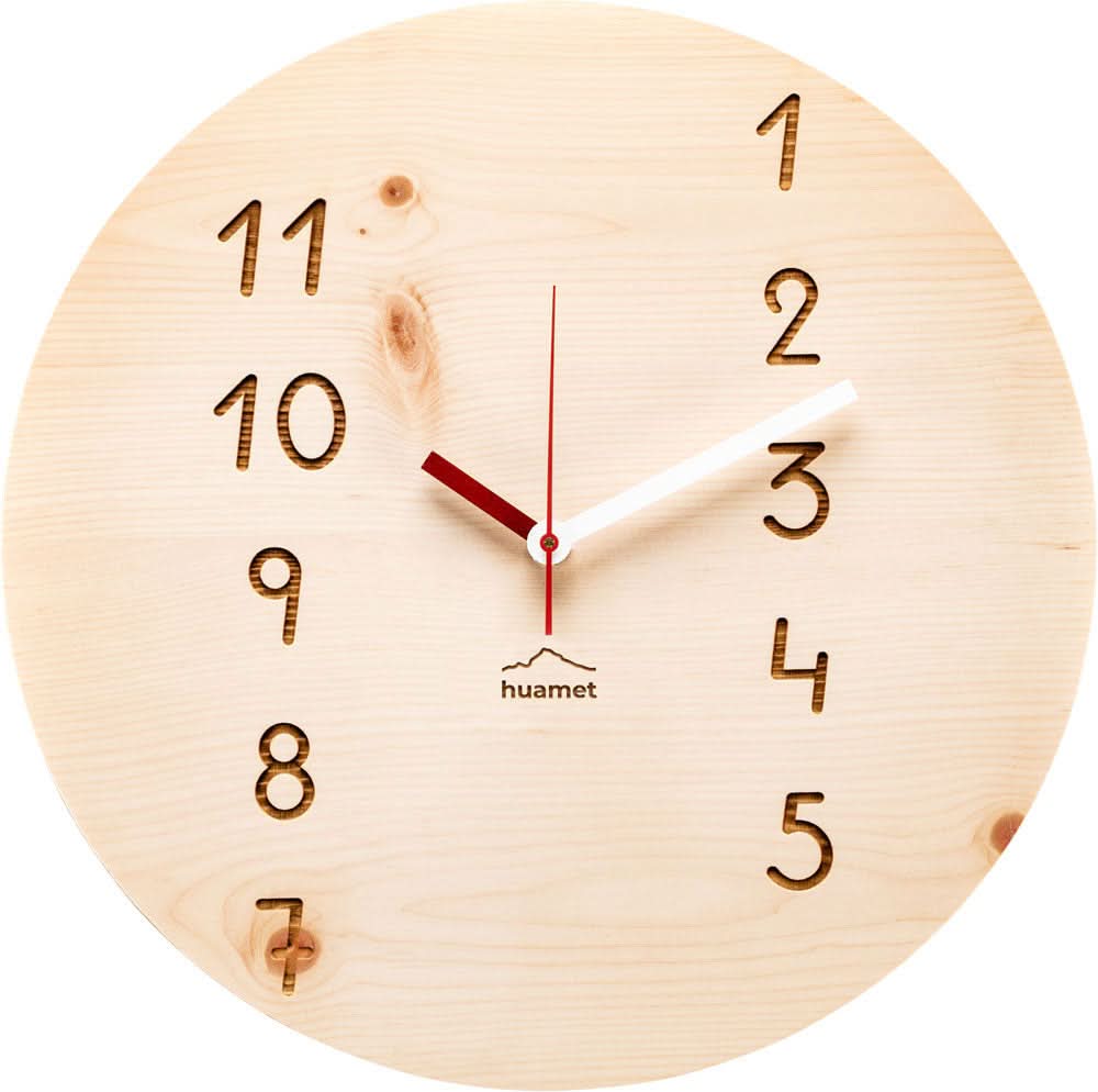 Reloj de pared de madera clara con números y manecilla roja