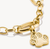 Colgante de charm de pata chapado en oro con gemas blancas en pulsera de eslabones