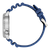 Reloj de hombre de perfil con correa de caucho azul y caja plateada