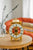 Reloj de mesa con mecanismo dorado, esfera romana y cúpula de cristal