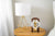 Reloj de mesa con caja de madera, esfera redonda con números romanos y mecanismo visible