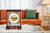 Vista lateral: reloj de mesa de cerezo con cristal; mecanismo dorado y esfera romana